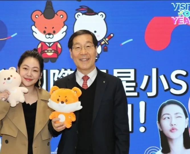 韩官方被小S忽悠，以为其在华名气最高，重金请代言吸引中国人，却发现全是骂名。

