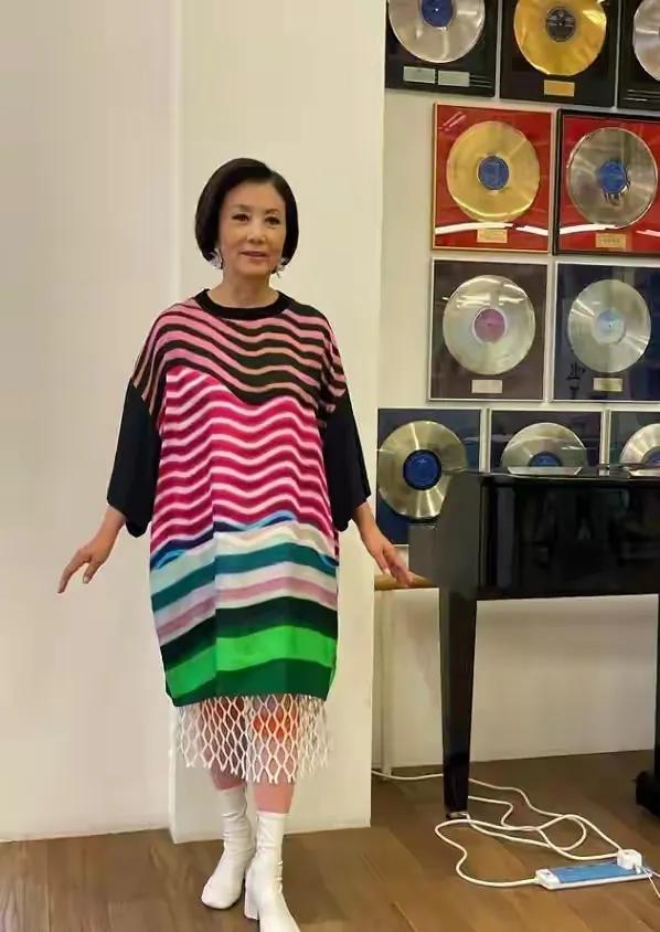 港星老戏骨汪明荃年过70一套色彩奔放的穿搭时尚又减龄。

汪明荃也在70多岁的人