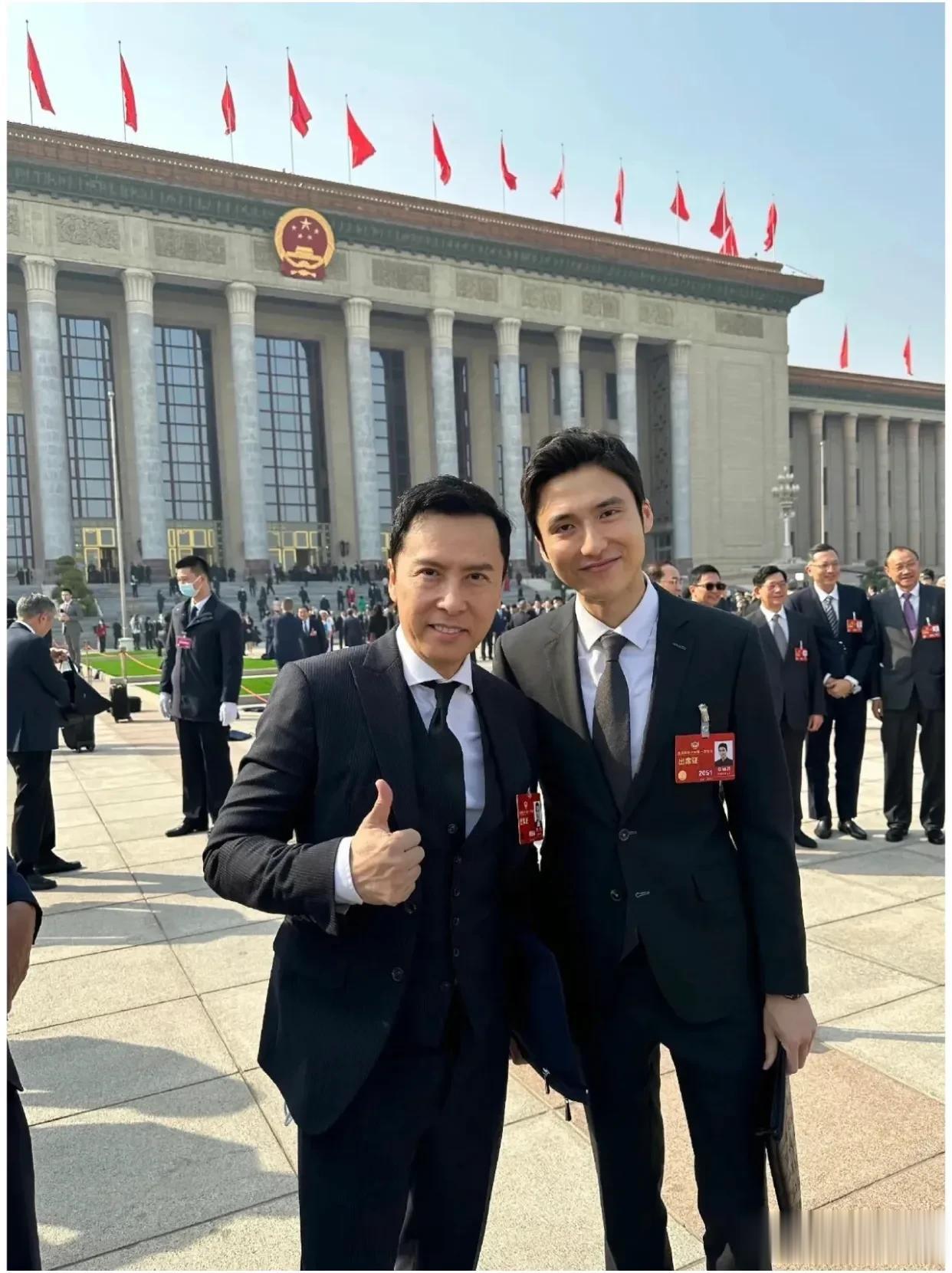 甄子丹看着不像厅局穿搭，只想喊一句阿Sir[吐舌]
甄子丹身穿黑色条纹三件套搭配