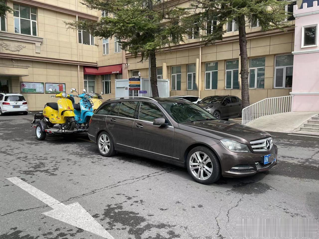 甭管是否合法，至少看上去很有旅行的感觉，奔驰C级旅行车xVespa 