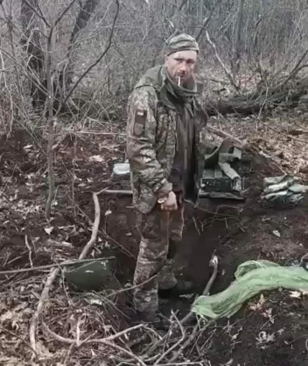 尔曹身与名俱灭，不废江河万古流！近日这位巴赫穆特前线年约五旬的被俘乌克兰老兵在抽