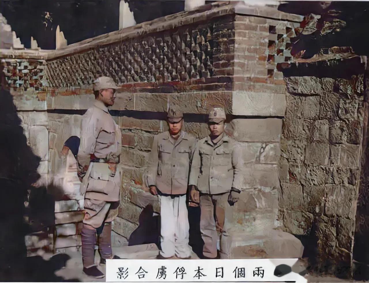 1941年，山西。一名气宇轩昂、身形魁梧的中国士兵与两名身材矮小的日本俘虏合影。