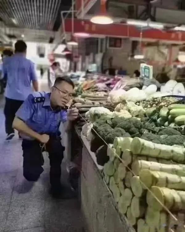 这种形式主义的作风应该严抓，公职单位这样干其实是干扰他人正常经营。
你想你拉线菜