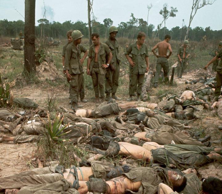 【越战死难者】
这张照片拍摄于1968年4月12日，美军第25步兵师在西贡西北8