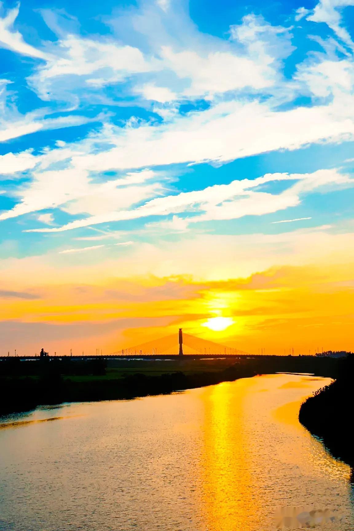 分享图片——夕阳美景，落日余晖，晚霞满天，形态各异，多彩多姿。
