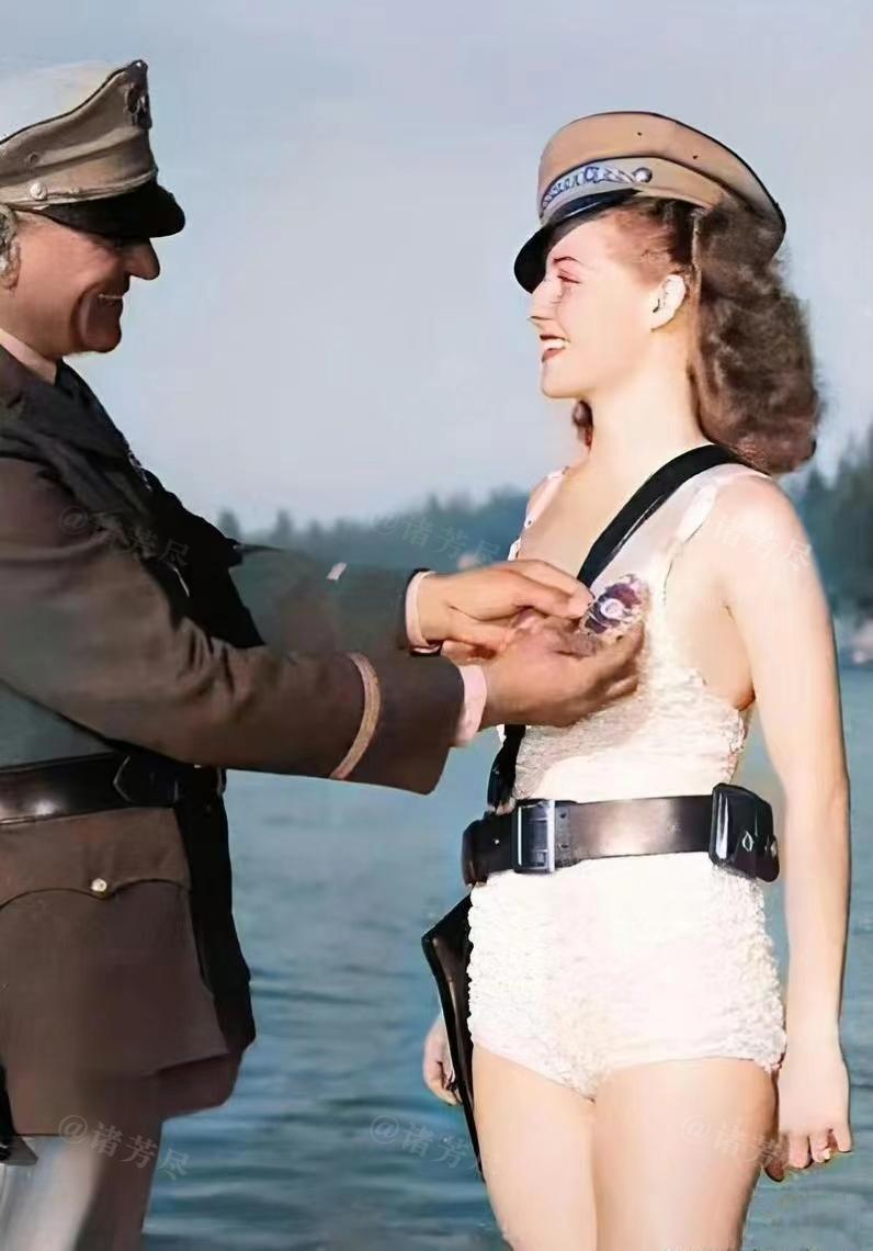 1938年，23岁的好莱坞女星安·谢里登被美国警方授予“优秀女警” 勋章，然而面