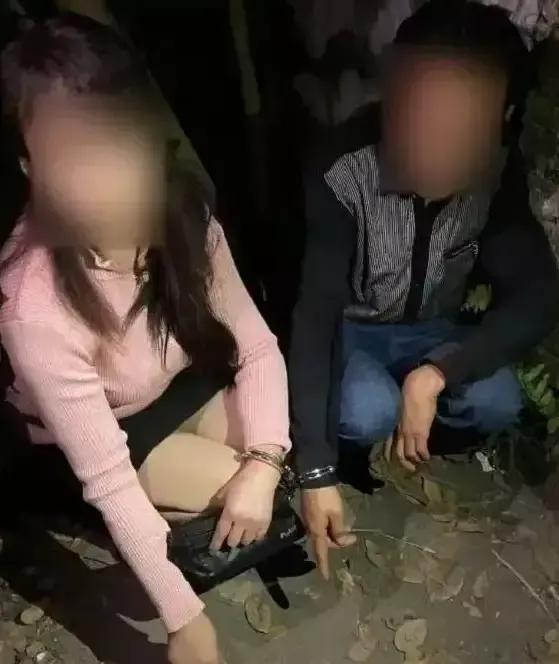 男子和女子在公园里进行交流活动，声音太大导致被抓。

晚上八点左右，公园的灯光已