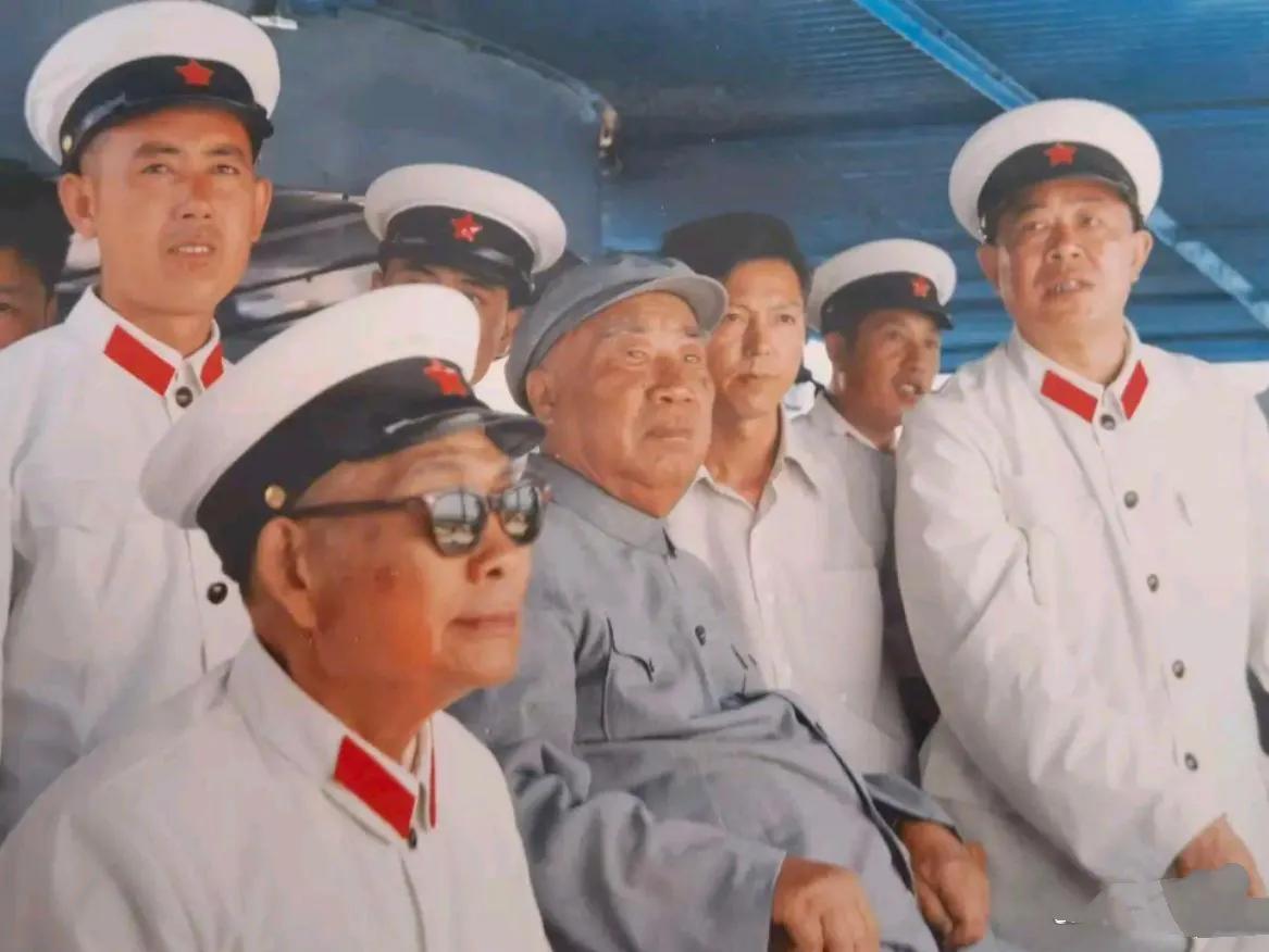 1974年，时任海军司令员萧劲光大将陪同88岁高龄朱老总视察海军北海舰队。

老