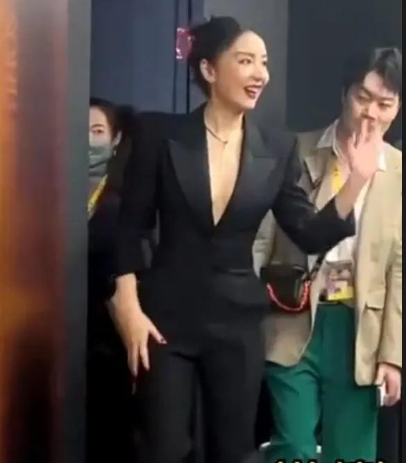 内娱终于不全是白幼瘦了，霸气御姐真香！🌷🌷
高叶这穿的真的很大嫂[玫瑰]
高