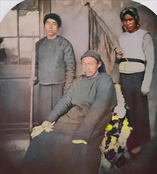 不要再被电视剧骗了，历史上真实的太平天国高级将领是长这样的。

下图是太平天国将