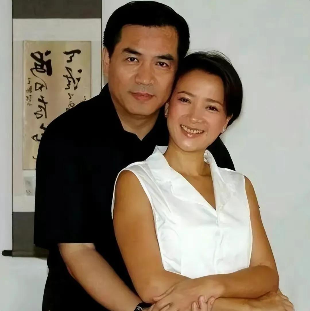 原来他们是两口子，还是恩爱多年的老夫老妻，再婚多年，相伴多年，两个人的演技也是杠