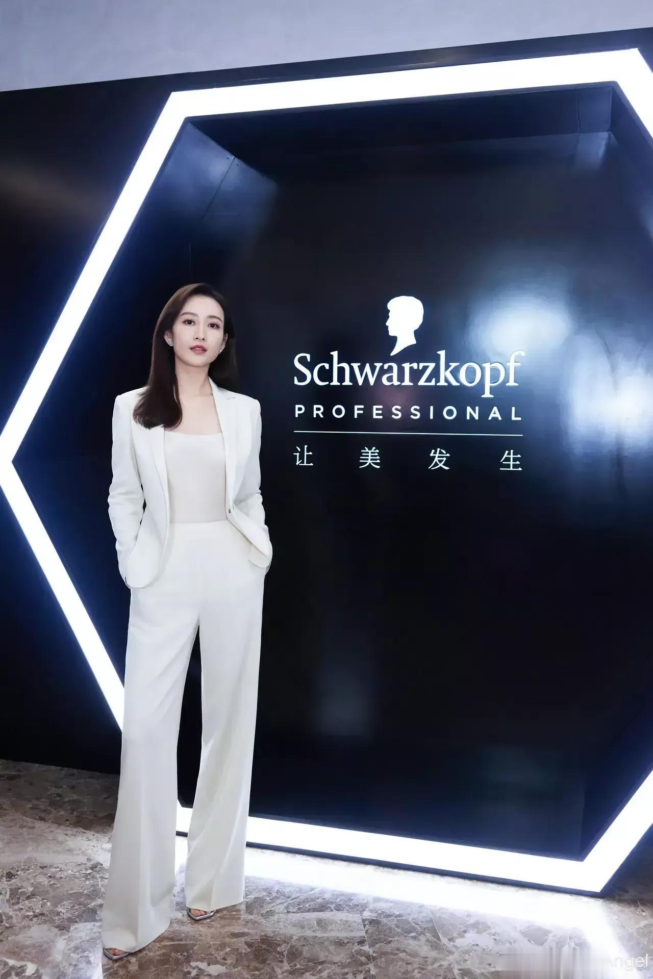 又被王鸥美到了，一袭白色套装太帅气，超模身材明星气质！

其实，王鸥在明星界算是