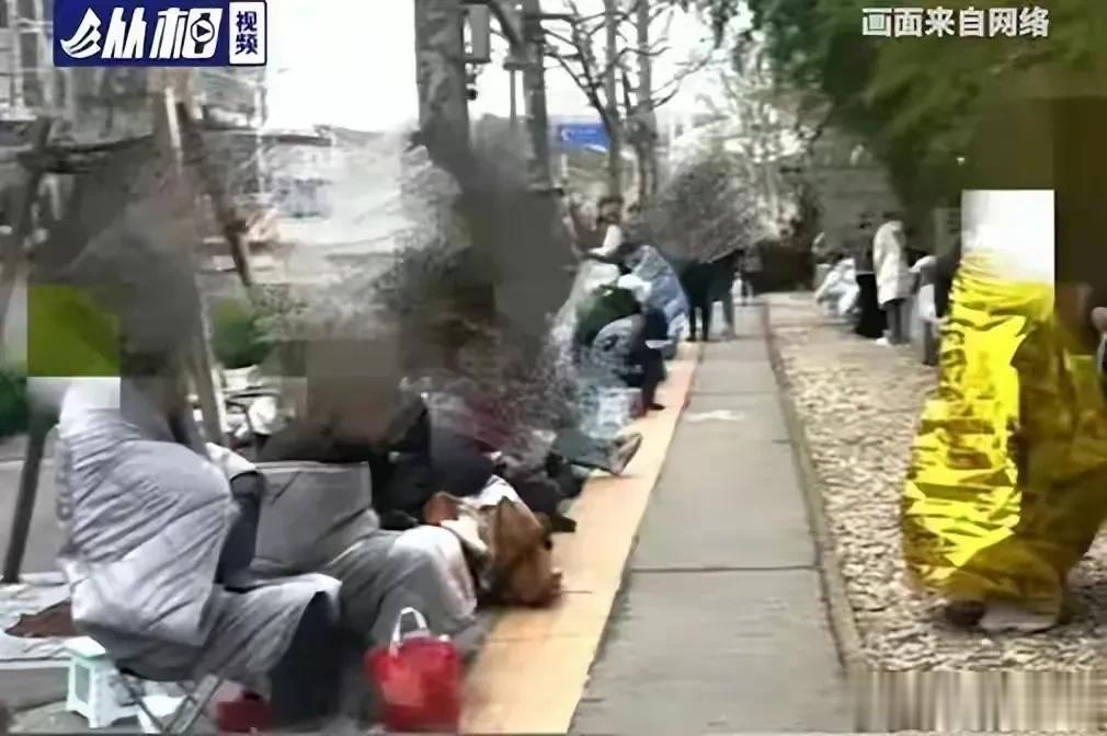 大街上睡满追星族，这样的场景很奇葩！这道独特的景象好像很少在其他地方出现？面对大