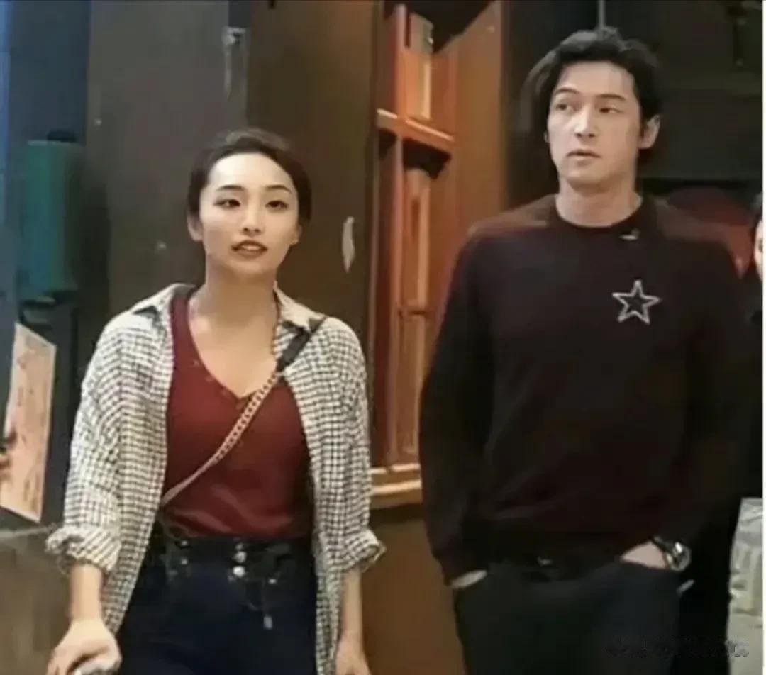 现在看胡歌的老婆，感觉跟他真的很配，两人真有夫妻相，其实现在仔细看，也没有觉得胡
