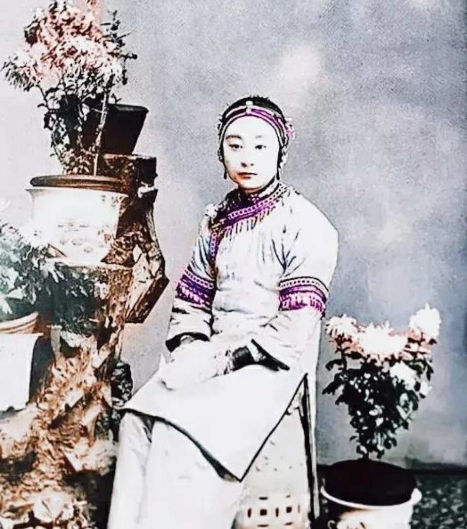#历史那些事[超话]#晚清名妓“小顾兰荪”的留影，她可是1900年青楼女子选美夏