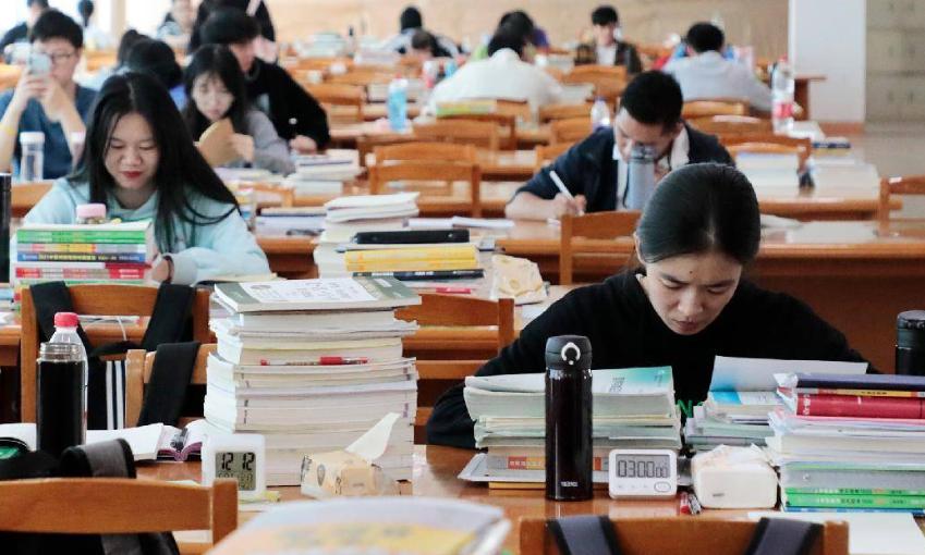 2022 年全国研究生招生人数比上年增长 5.61% ，达到124.25万人。
