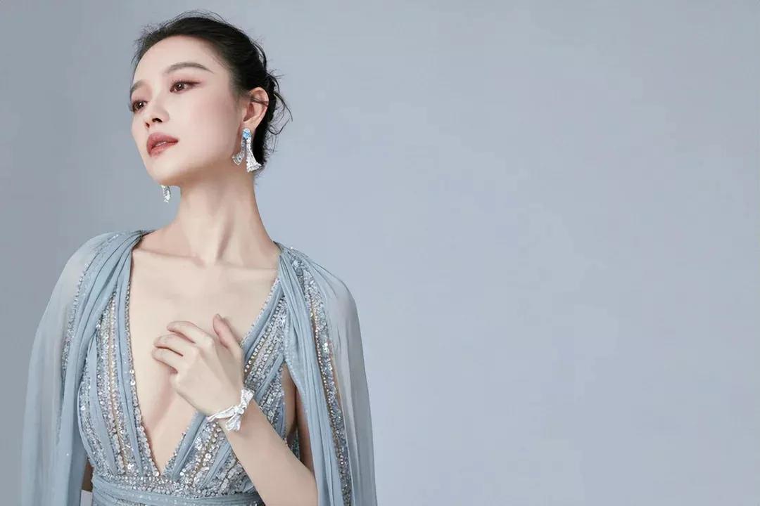 高叶和倪妮同框，双A绝代不简单，一个率性十足，一个妩媚动人。

高叶和倪妮同框不