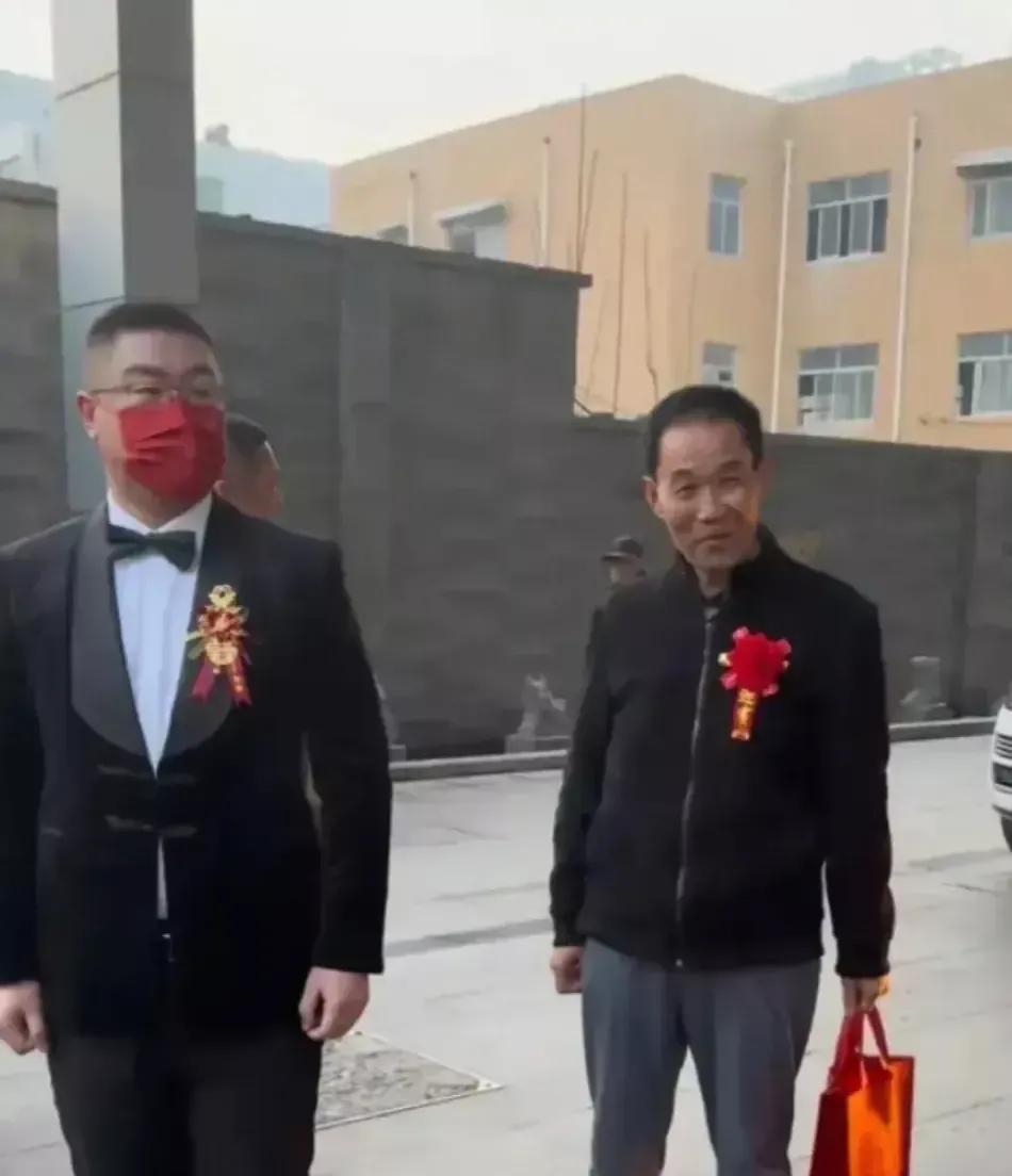 郭振的养父没有参加聊城的婚礼。
好多主播都已澄清此事。

郭振的养父来没有了，都