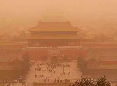 沙尘暴肆虐，网友直呼：我在钱塘江吃到了蒙古的沙土。
今年沙尘天气很多，至少比前两