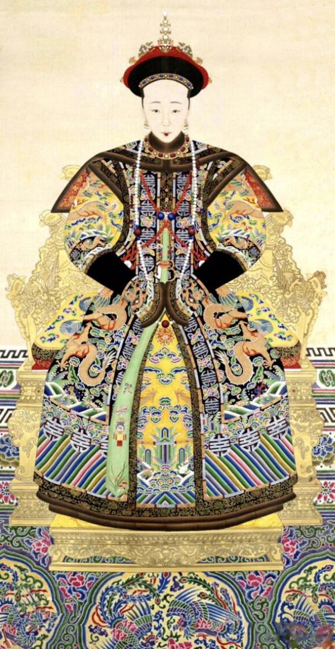 这三幅清代皇后画像，实际上是一个人，他就是道光皇帝的结发妻子孝穆成皇后钮祜禄氏。