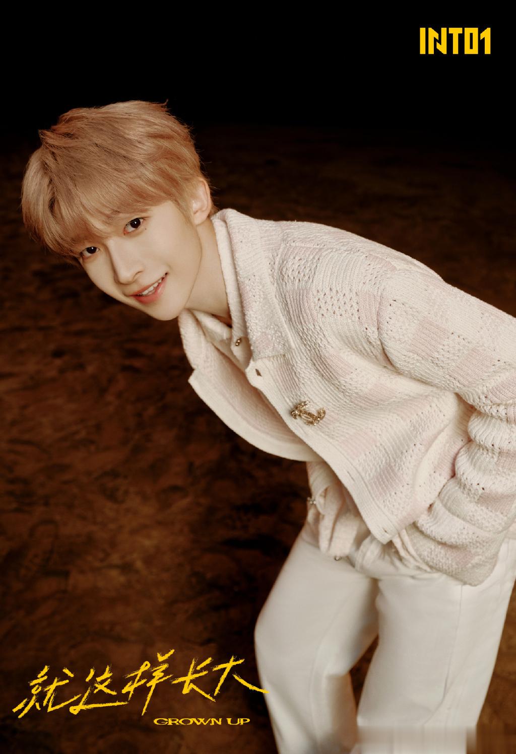 #INTO1就这样长大春日氛围感大片#少年们全员晒出春日氛围感大片，休闲的装扮看