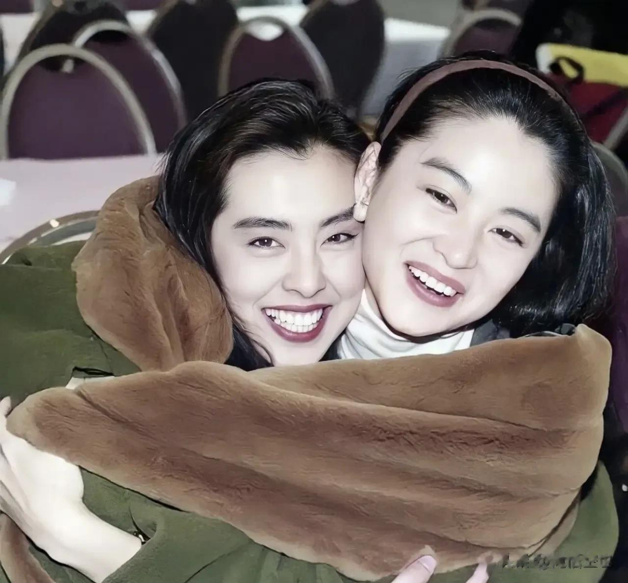 林青霞和王祖贤，都是那个年代香港娱乐圈风华绝代的女神，两人无论是美貌还是气质，都