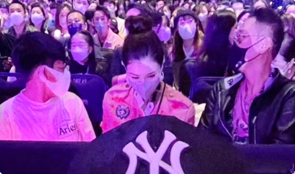许晋亨携带妻子儿子看演唱会，李
