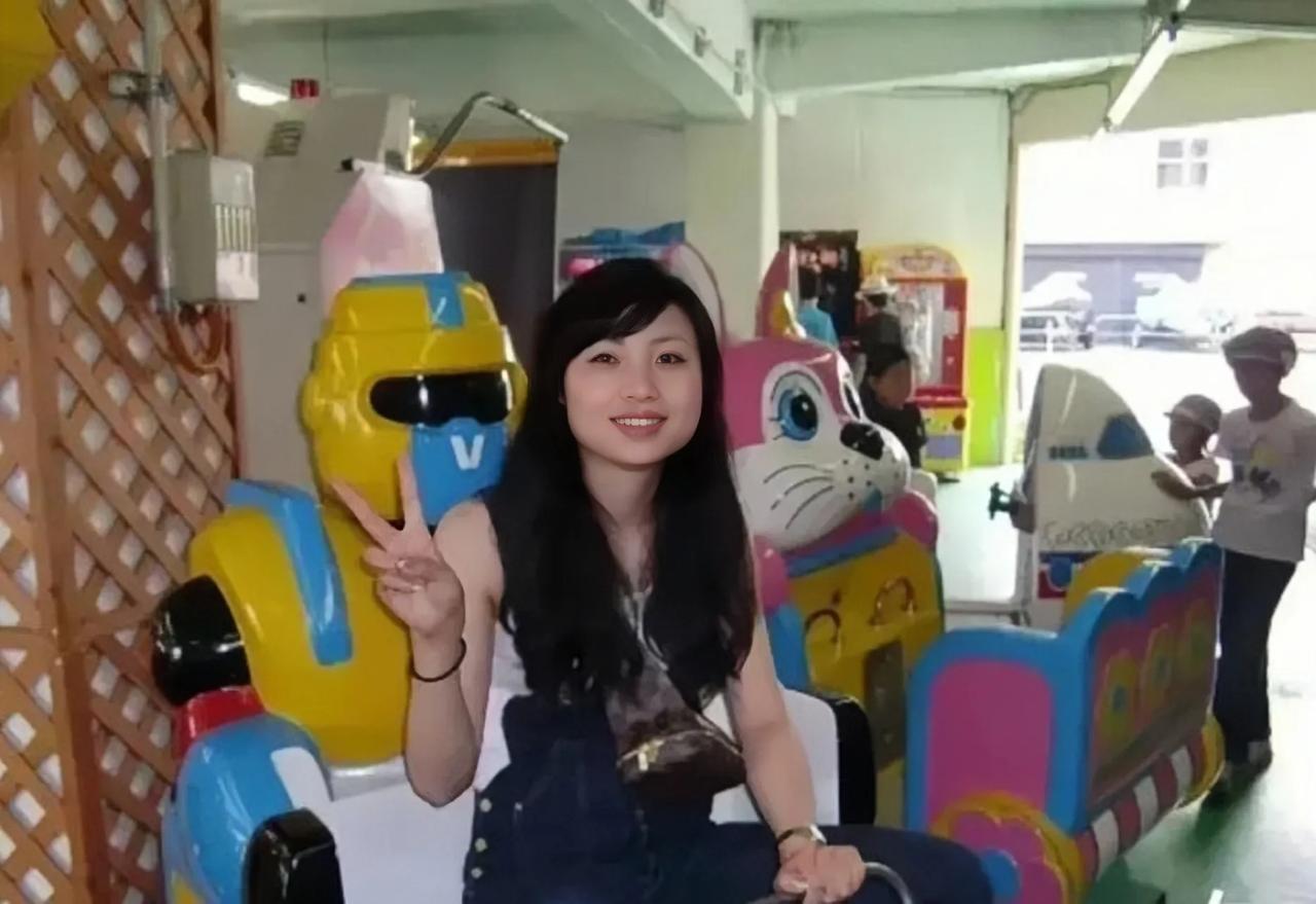 一个姑娘相隔12年的两张照片，不得不说，自从有了美颜相机，姑娘越来越漂亮了。
1