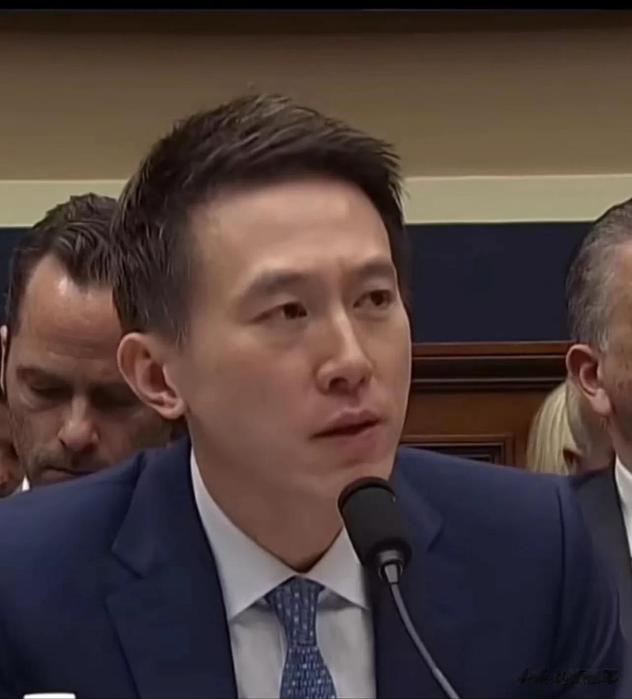 多么牛叉的阅历，1亿美金年薪不是吹的!

当个兵，2年就拿了个上尉；

投资奇才