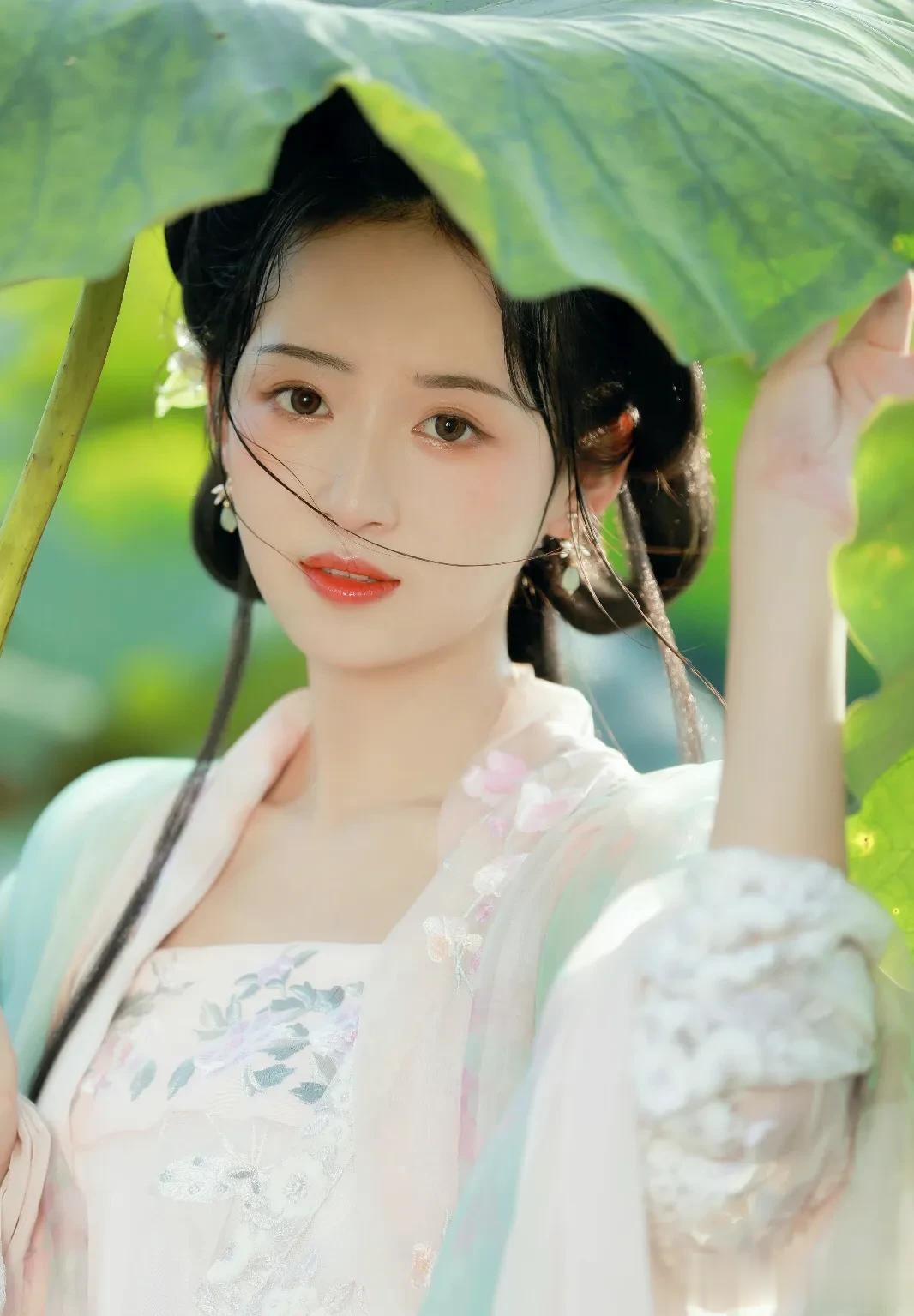 如花美眷，似水流年，烟花不堪剪，只道是寻常。茶凉了，再续，也不是原来的味道了。最