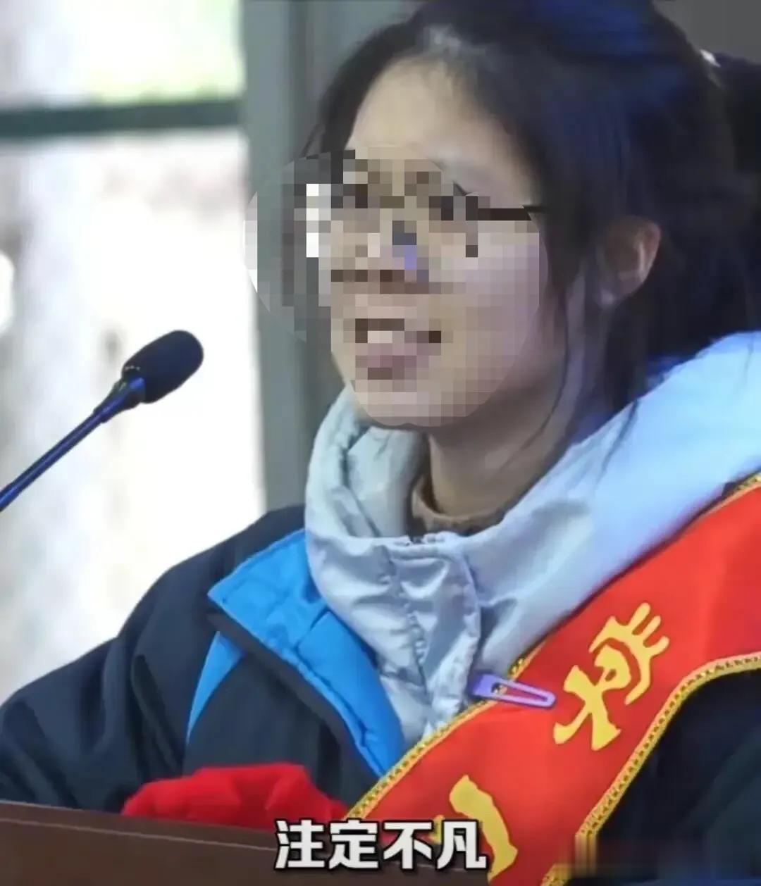 2月24日，湖南桑植县某中学举行高考冲刺百日誓师大会，有一个女孩上台演讲时燃爆全