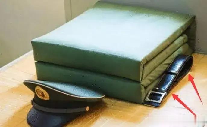 我一直好奇当兵叠豆腐块被子和踢正步有什么实际作用吗？

总不能发生战争的时候踢着