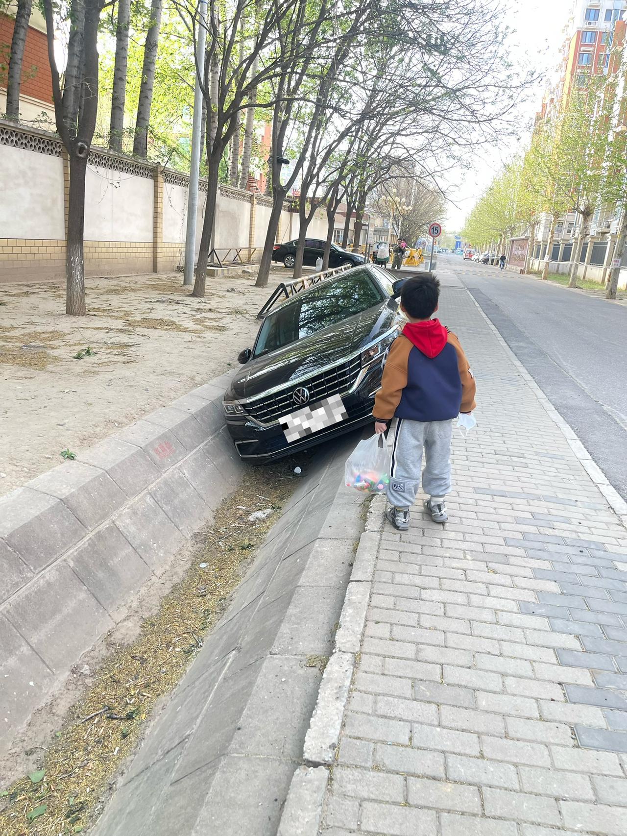 往出拉需要多少钱啊？
每天都会停的沟边，翻车了，车漆全蹭了
