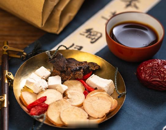 皮肤瘙痒，医圣张仲景的一奇方，仅仅一味药，快速缓解！中医讲，风胜则痒，又讲湿毒作