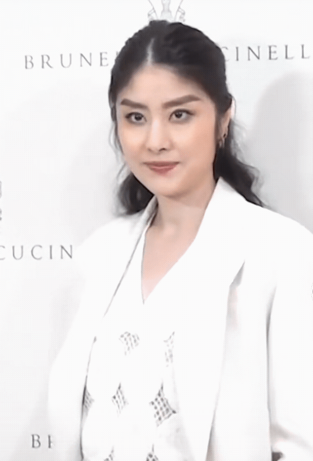 陈慧琳这是得罪了造型师吗？眉毛画得太宽太长，眼线跟闹着玩似的，发型也不好看，这是