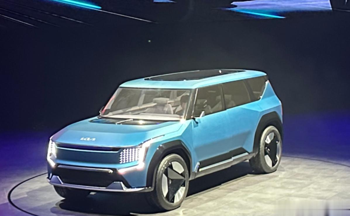 起亚EV9概念车正式国内首发，作为起亚打造的纯电中大型SUV，新车基于E-GMP