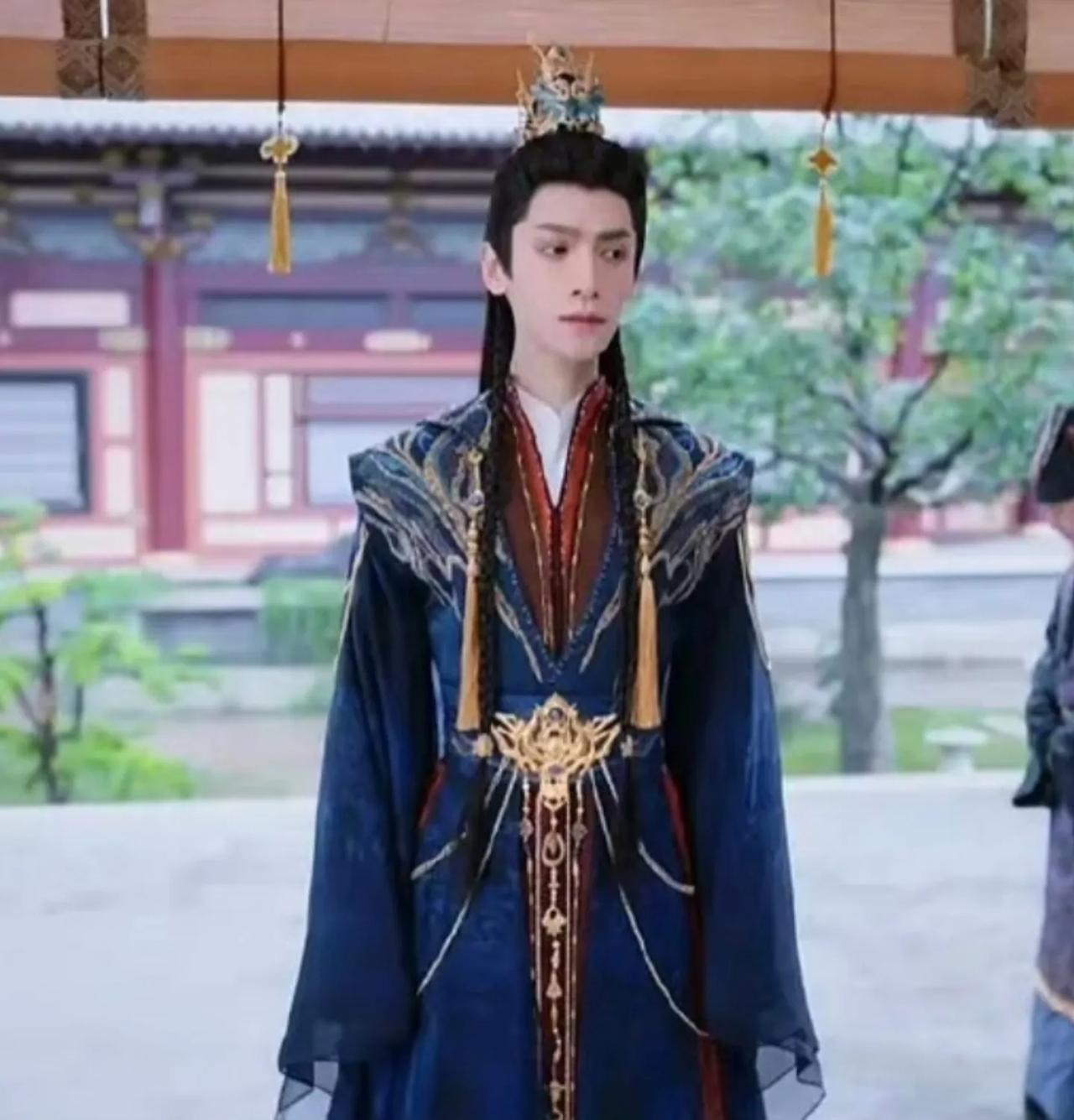 一部《长月烬明》把罗云熙身材的缺点全部暴露了出来，他真的撑不起太高大的形象。
衣