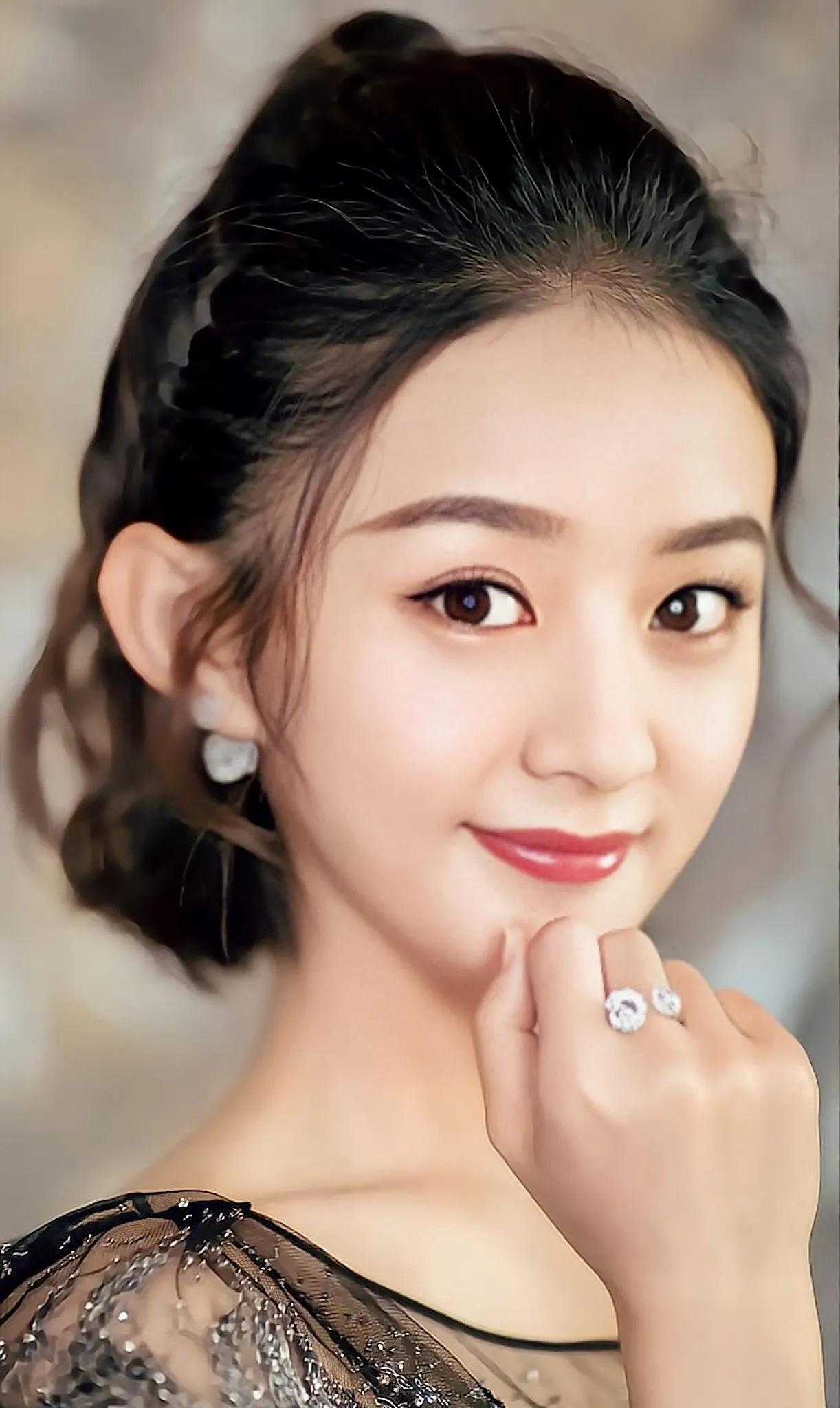  赵丽颖是我心中的女神，好喜欢你变换莫测的表情，每一张图片都有一个不同的你[兔年