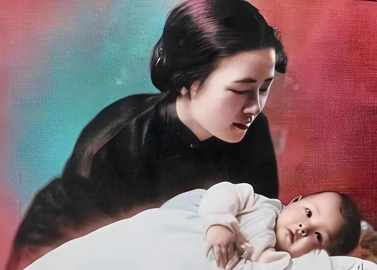 上世纪30年代，林徽因和女儿梁在冰的合影，这一幕温馨的母女情深温情满满。
年轻时