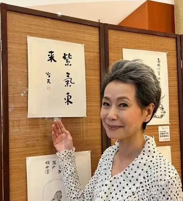 70岁的“白素贞”还在疯狂的“扮嫩”，而60岁的“许仙”已经淡然的接受满头的白发