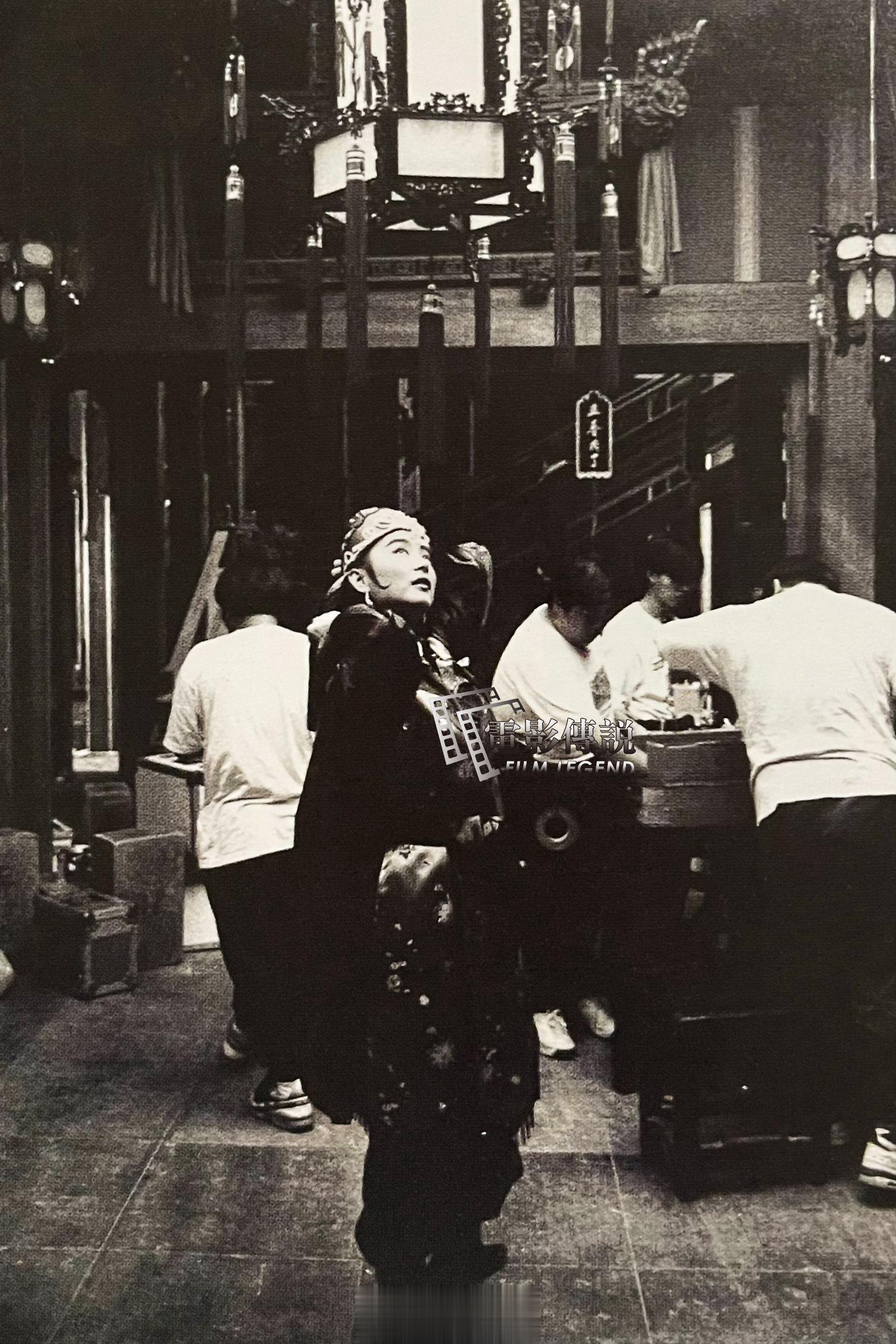 1992年，电影《东成西就》片场的#林青霞# 和#张曼玉# 。林青霞这张照片拍摄