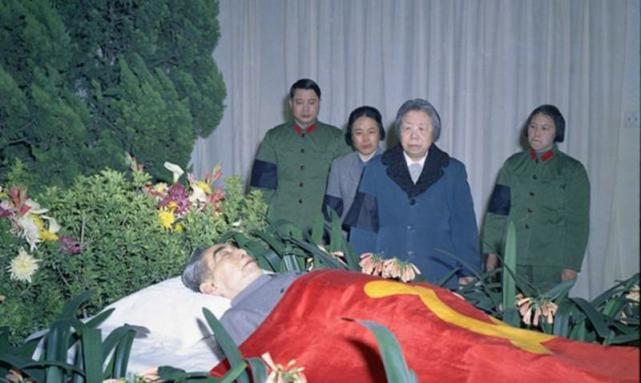 1976年，毛主席为何没出席周