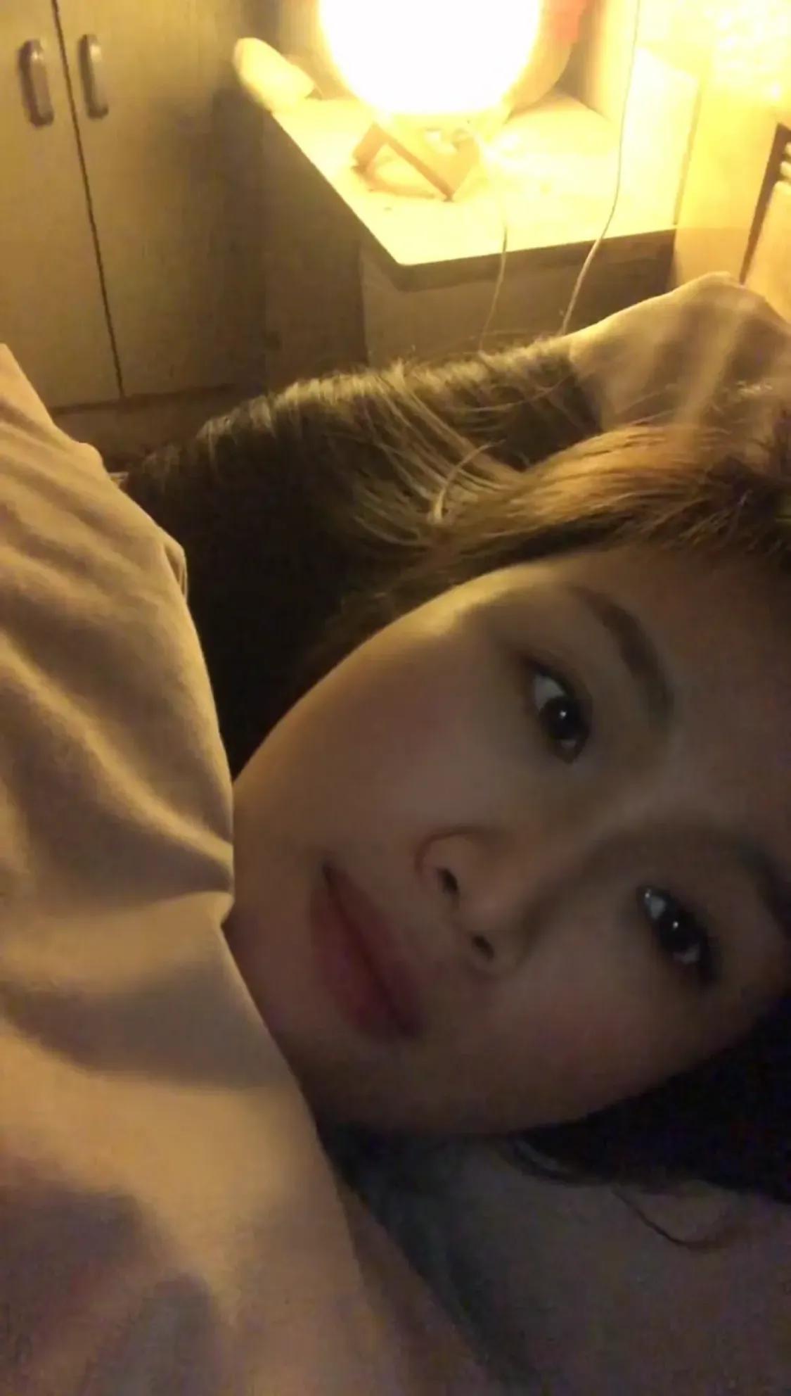 躺在床上仔细想想，这么多年不论是遇到开心的还是伤心的，同你快乐的很多，陪你伤心的