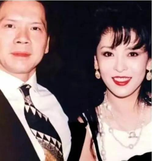 向华强的老婆陈岚年轻的时候原来是个美艳动人的大美人，颜值不输关之琳。
年轻时候的