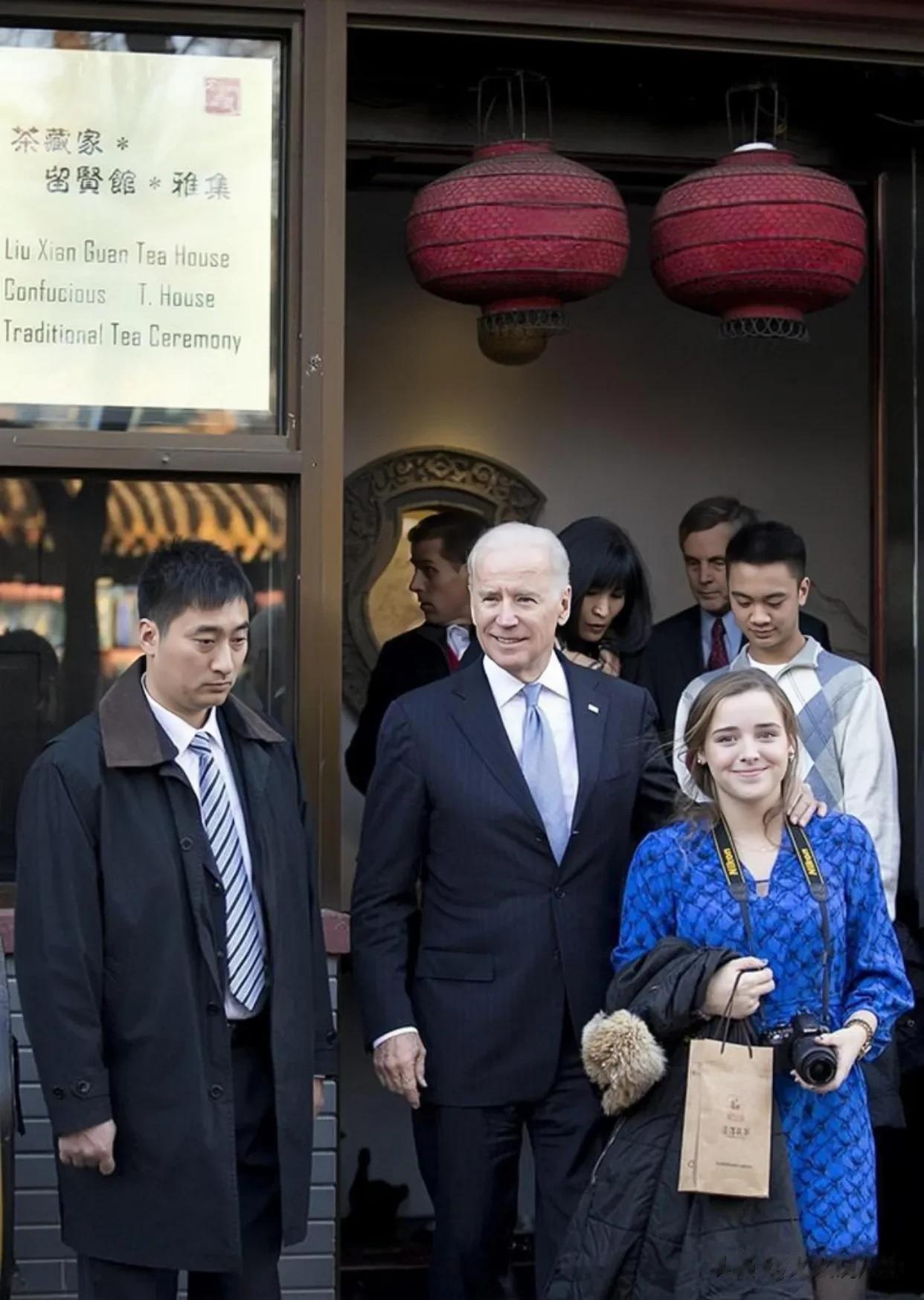 2011年，还是副总统的拜登，在北京一家餐馆前，刚刚用餐完毕的他心情非常不错，亲
