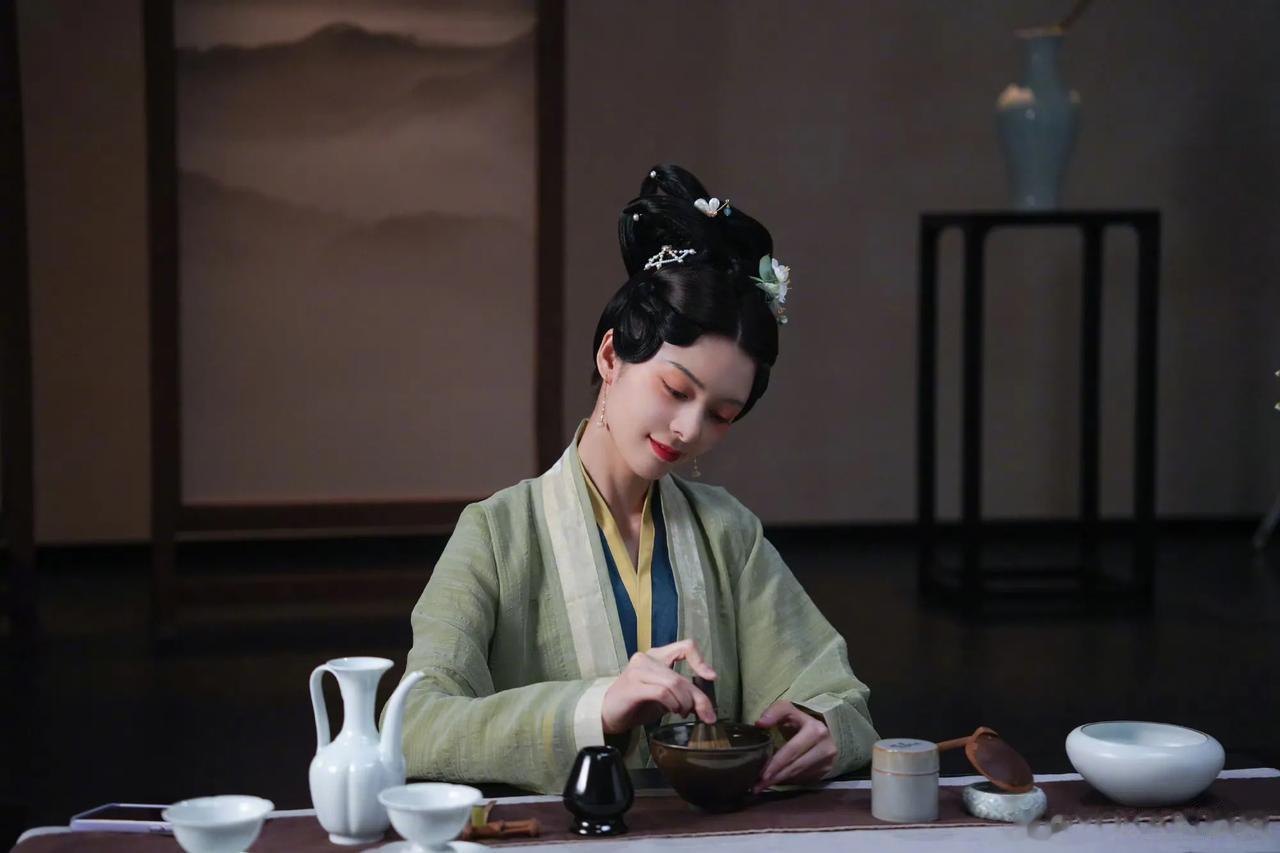 傅菁

古装扮相更是活泼又可爱，
点着茶，
自是悠然地走进一段历史，
你一身绿色