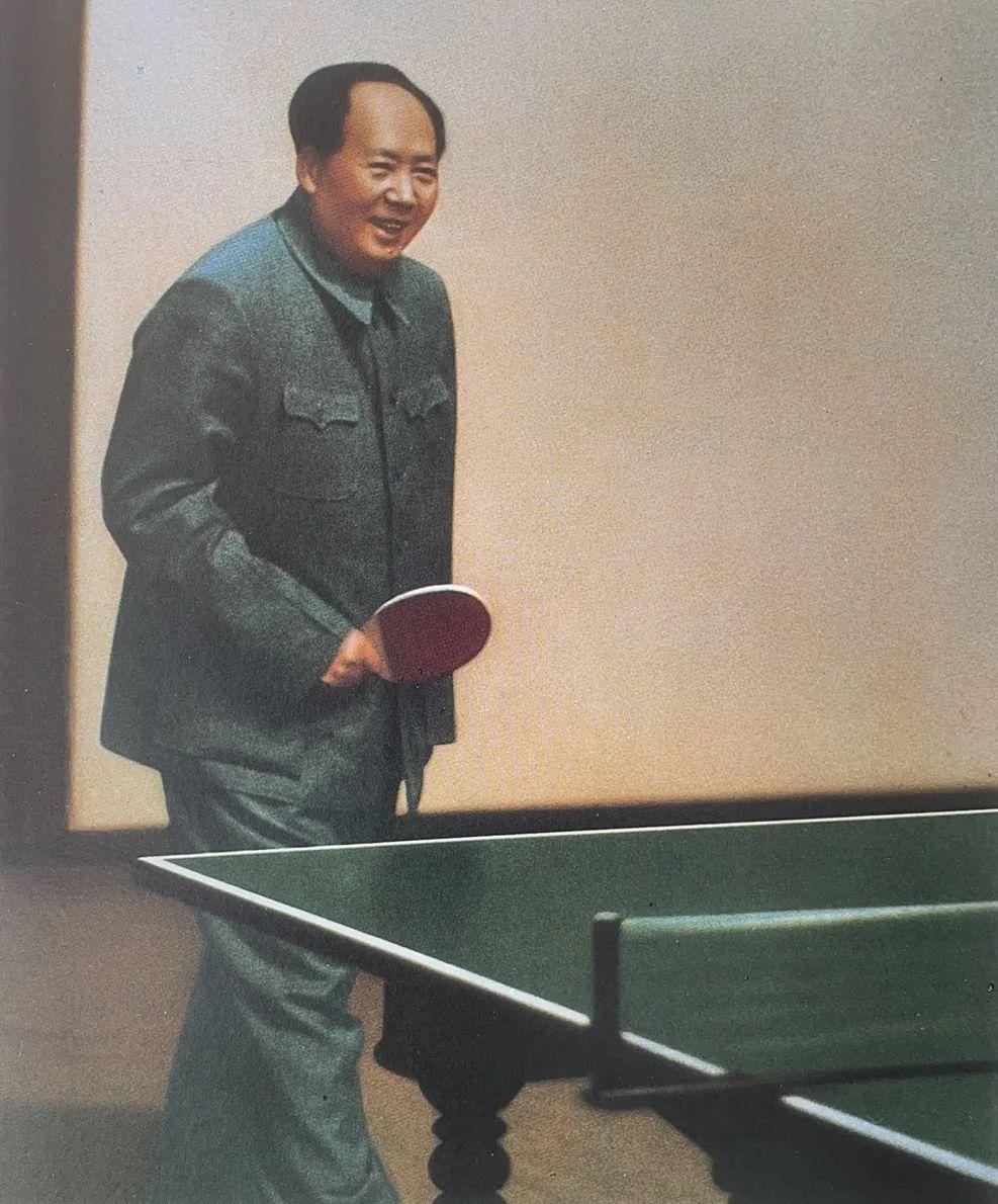 1963年，毛主席在上海打乒乓球。
就是不知道与毛主席对战的是谁，除了游泳，毛主