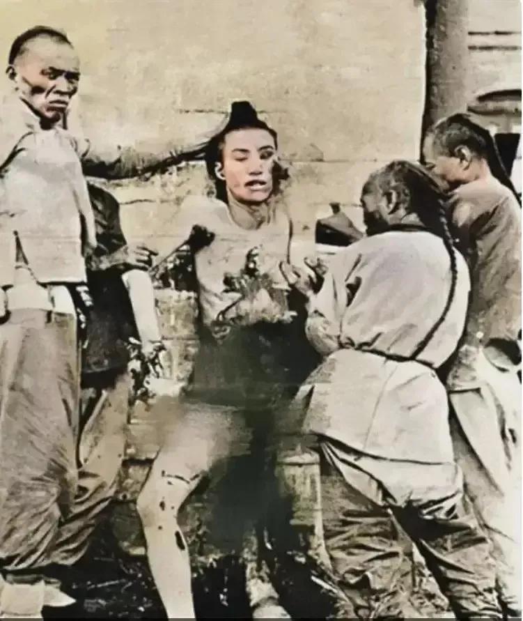 1905年，革命党吴樾刺杀满清五大臣后留下的一张遗容照，镜头中的他满身血污，腹部
