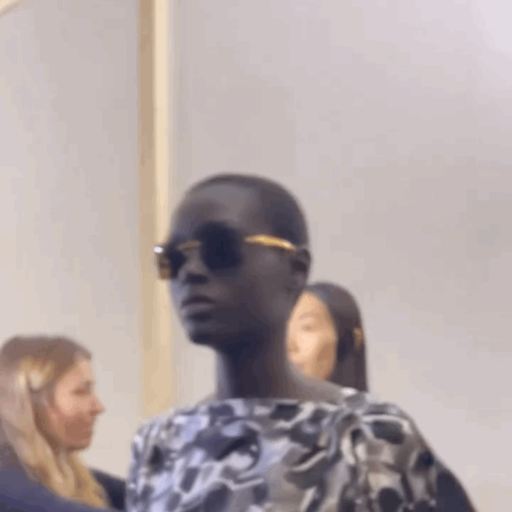 大表姐刘雯米兰时装周走秀后台照，[大笑][大笑][大笑]没想到刘雯也会放电，而且