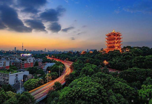 【黄鹤楼是古典与现代熔铸、诗化与美意构筑的精品。】位于长江南岸武昌蛇山之巅的黄鹤